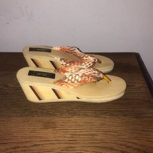 Hiawatha woven things wedges size 6